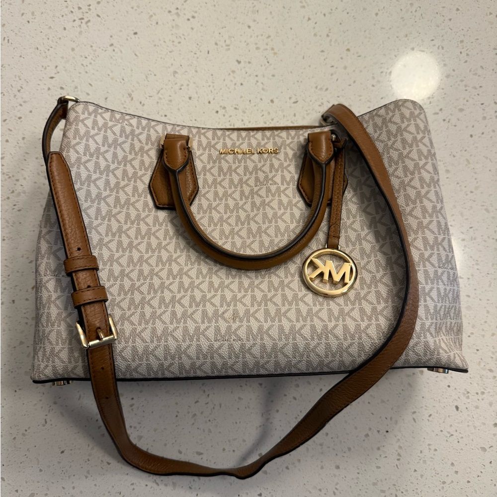 ⚪️⚪️Michael Kors Tan and Cream Satchel